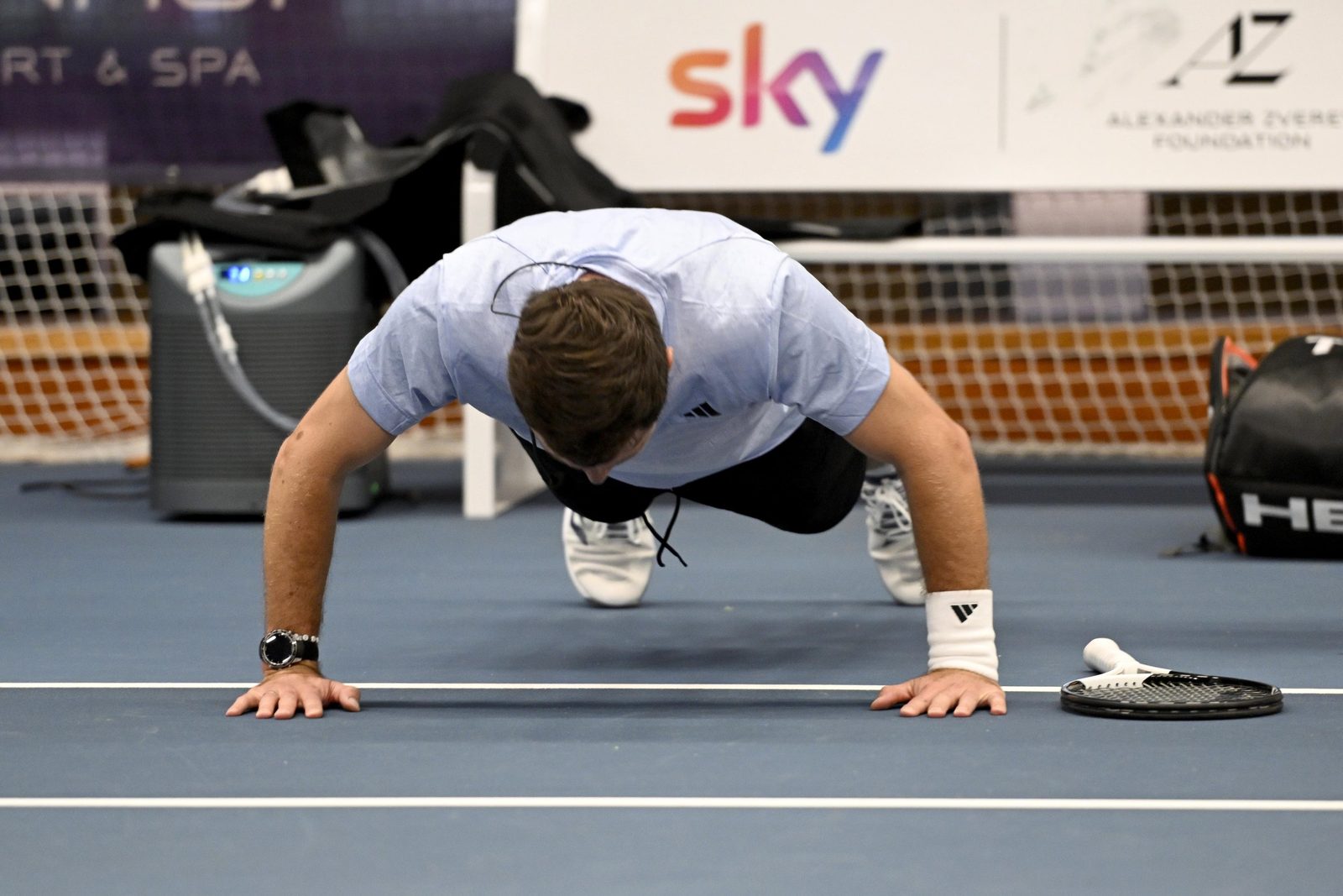 Alexander Zverev bei einer sportlichen Einlage auf der Bühne eines Events