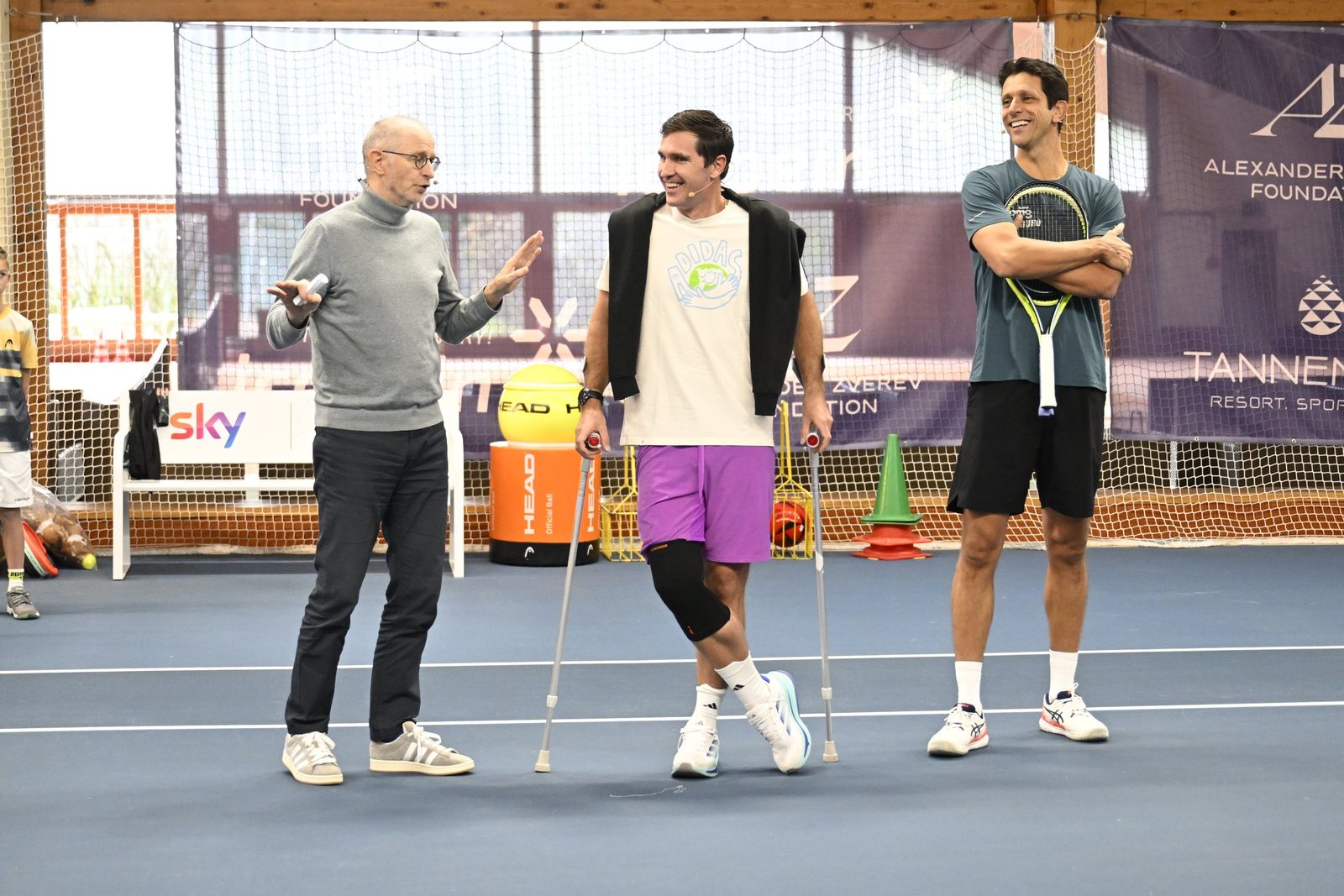 Kinder mit Schlägern beim Training auf einem Tennisplatz