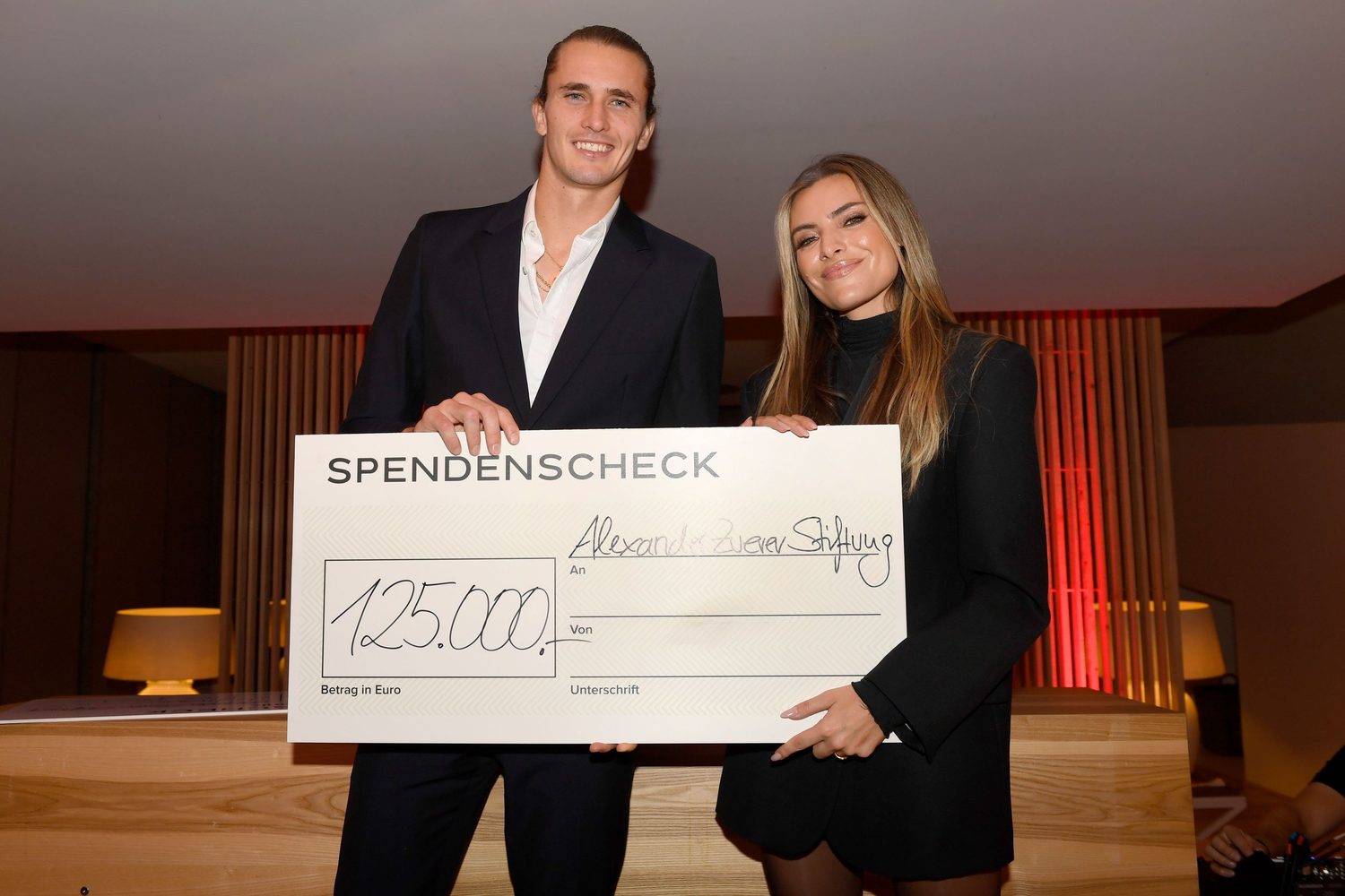 Alexander Zverev überreicht einen Spendenscheck über 125.000 Euro